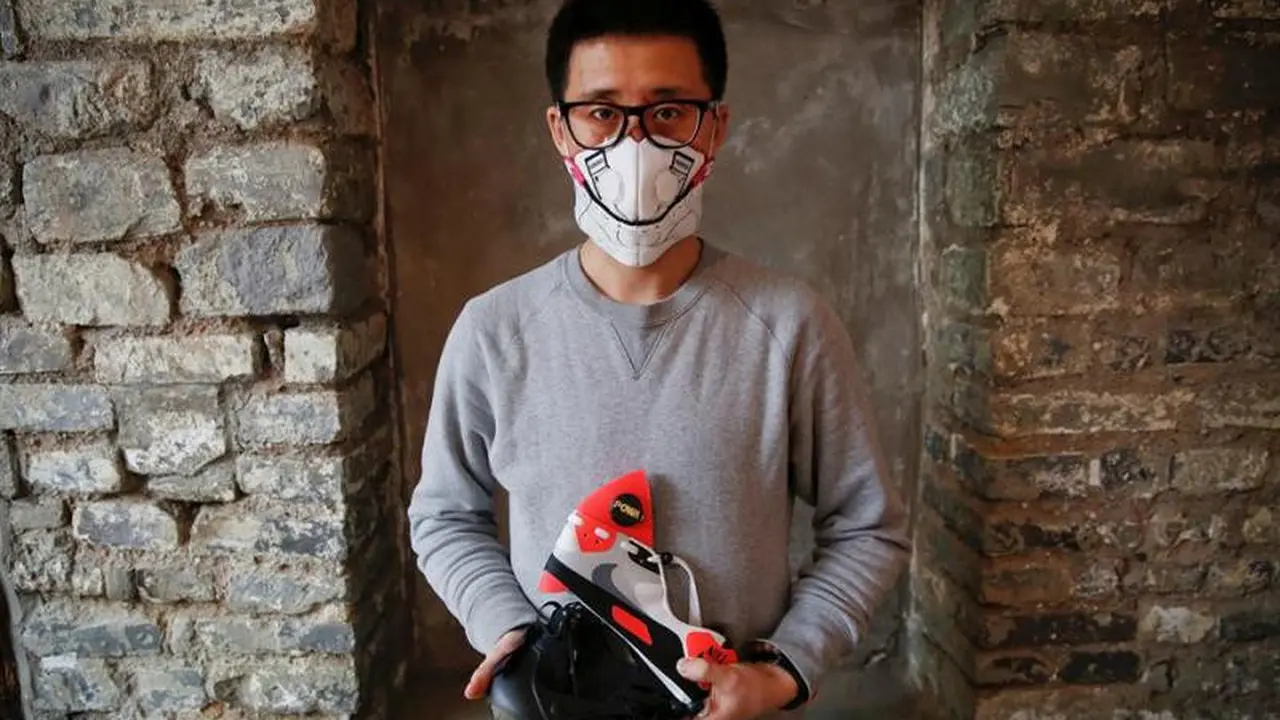 Karena Polusi Udara, Pria Bikin Masker Sneaker Seharga Rp 67 Juta