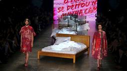 Dua orang model saat memakai busana rancangan  desainer Ronaldo Fraga selama Sao Paulo Fashion Week, Brazil, Senin (19/10/2015). Busana yang ditampilkan pada Sao Paulo Fashion week kali ini mengambil tema musim dingin 2016. (REUTERS/Nacho Doce)
