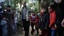 Pemilik kebun binatang Fathi Jumaa membawa mayat empat anak singa sebelum dikubur di kebun binatangnya di kamp pengungsi Rafah, Gaza (18/1). Fathi mengatakan ia menutupi sangkar singa-singa dengan selimut jelang badai musim dingin. (AP Photo/Adel Hana)