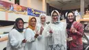 Airin Rachmi Diani tampil clean saat hadiri Halal Bihalal. Ia memadukan kemeja lace berwarna putih, celana hitam, dan hijab silk bermotif. [@airinrachmidiany]