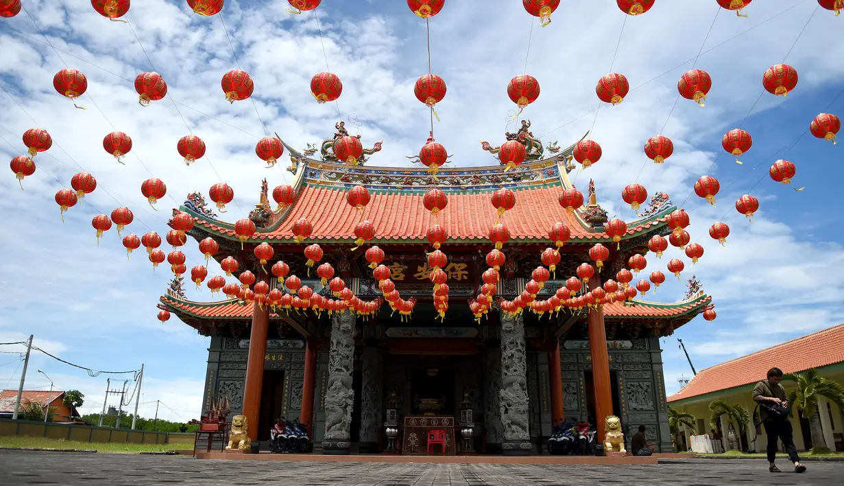 Sejumlah lampion terpasang di depan kuil Cina di Denpasar, Bali, Senin (23/1). pemasangan lampion ini dilakukan dalam rangka menyambut pergantian tahun baru Imlek 2568. (AFP PHOTO / SONNY Tumbelaka)