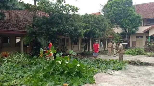 Kehabisan Faskes, Gedung Eks SMPN 3 Purbalingga Jadi Tempat Isolasi Pasien COVID-19. (Foto: Liputan6.com/Rudal Afgani Dirgantara)