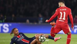 Penyerang Paris Saint-Germain asal Prancis Bradley Barcola (kiri) menjegal penyerang Liverpool asal Mesir Mohamed Salah (kanan) selama pertandingan leg pertama babak 16 besar Liga Champions UEFA antara Paris Saint-Germain (Prancis) dan Liverpool (Inggris) di stadion Parc des Princes di Paris pada tanggal 5 Maret 2025.FRANCK FIFE / AFP