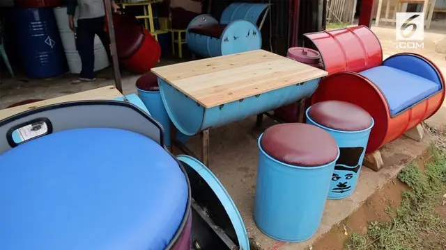 Drum bekas bisa dimanfaatkan menjadi sebuah furniture yang unik.