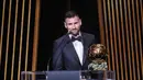 Pemain Inter Miami, Lionel Messi, memberikan sambutan saat menerima penghargaan Ballon d'Or di Theatre du Chatelet, Paris, Selasa (31/10/2023). (AFP/Franck Fife)