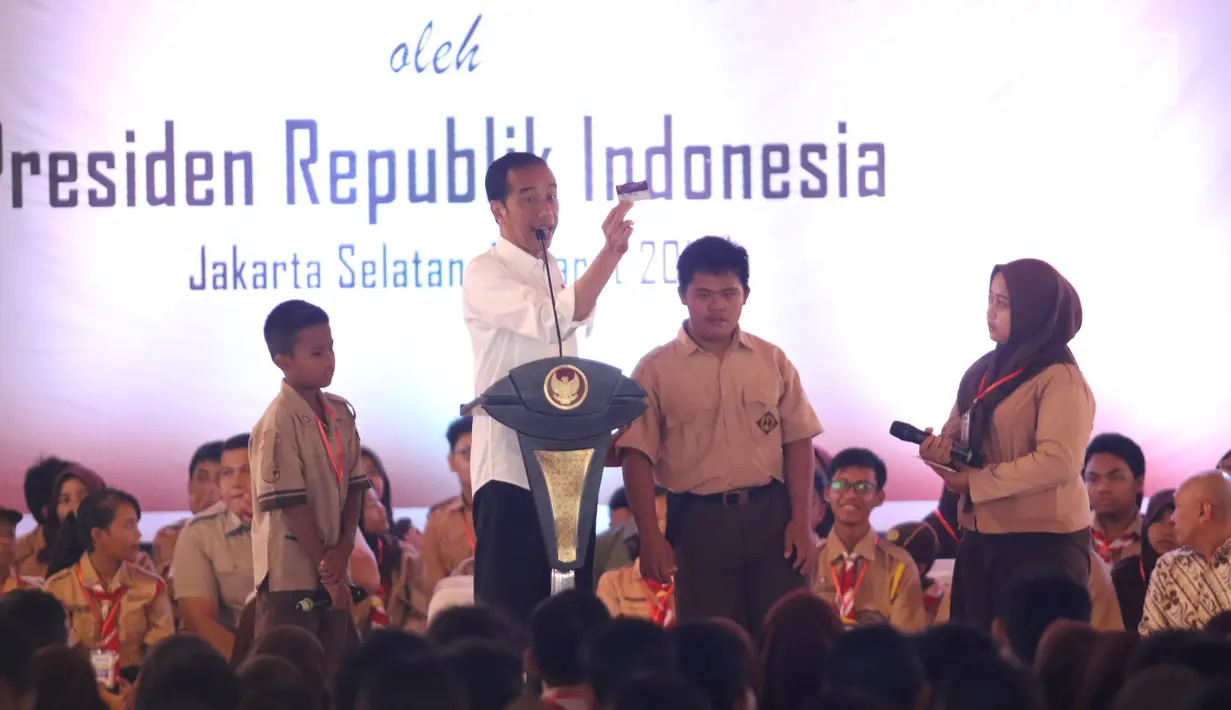 Presiden Joko Widodo (Jokowi) berdialog dengan siswa saat penyerahan Kartu Indonesia Pintar (KIP) di SLB Negeri Pembina, Jakarta, Rabu (6/3). Jokowi membagikan 3.300 KIP untuk pelajar di wilayah Jakarta Selatan. (Liputan6.com/Angga Yuniar)