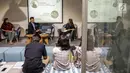 Ketua Board of Trustees Indonesian Diaspora Network Global Dino Patti Djalal (kiri) memberi keterangan terkait kedatangan Mantan Presiden Amerika Serikat Barack Obama saat konferensi pers di Jakarta, Senin (12/6). (Liputan6.com/Faizal Fanani)