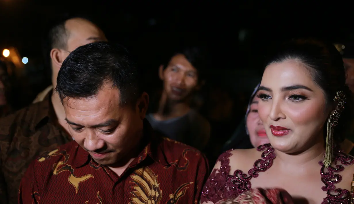Awalnya memang Ashanty khawatir tidak bisa foto bareng, pasalnya pengamanan yang super ketat dan HP pun harus ditaruh juga. Namun semua itu berubah ketika Kahiyang yang tiba-tiba minta foto dengannya. (Adrian Putra/Bintang.com)