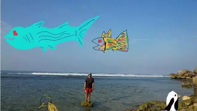6 Editan Foto Orang di Pantai Ini Absurd Banget, Kelewat Ngawur