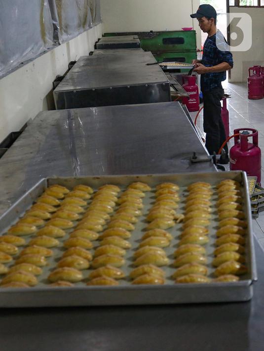 Sekitar 200 pekerja, beberapa diantaranya adalah ibu rumah tangga, direkrut dari warga sekitar. (merdeka.com/Arie Basuki)