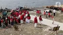 Suasana Upacara Peringatan HUT RI ke-77 di Kawasan Kalibaru Barat, Cilincing, Jakarta, Rabu (17/8/2022). Memperingati Hari Kemerdekaan Indonesia ke-77, anak-anak yang tergabung dalam Kelas Jurnalis Cilik bersama para relawan melaksanakan upacara bendera dan beragam lomba. (Liputan6.com/Helmi Fithriansyah)