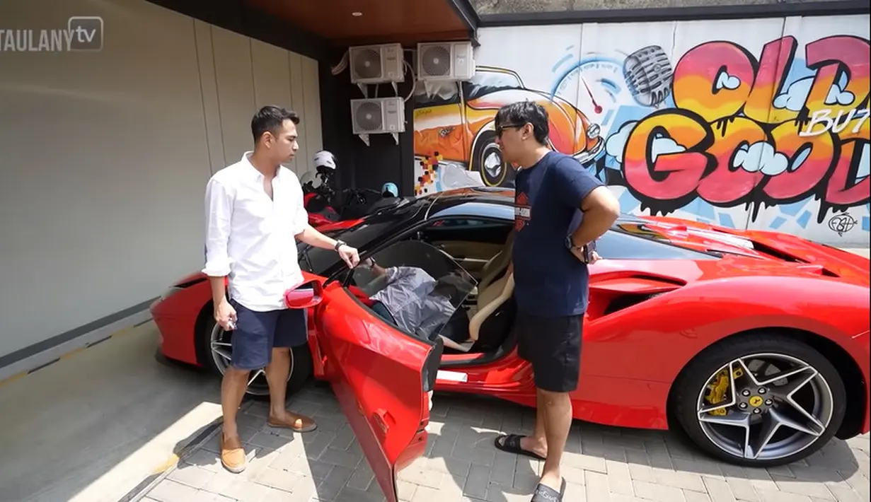"F8 Tributo ini versi terakhir,  harusnya jadi mahal nantinya. Makanya gua ambil padahal yang sekarang kan yang keluar itu yang Ferrari yang Strada, itu yang terbaru," kata Raffi. [Youtube/TAULANY TV]