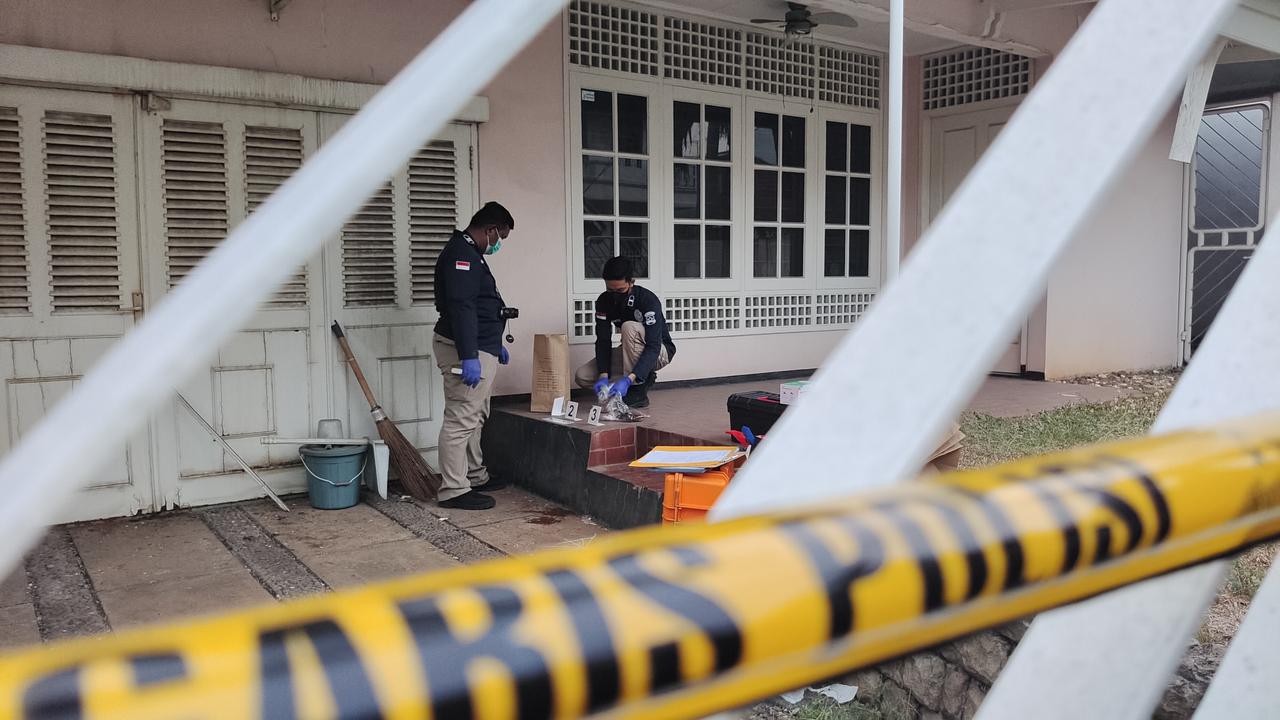 Tim forensik gabungan memeriksa barang milik jenazah ibu dan anak yang ditemukan tewas membusuk di kawasan perumahan elit Cinere, Kota Depok.