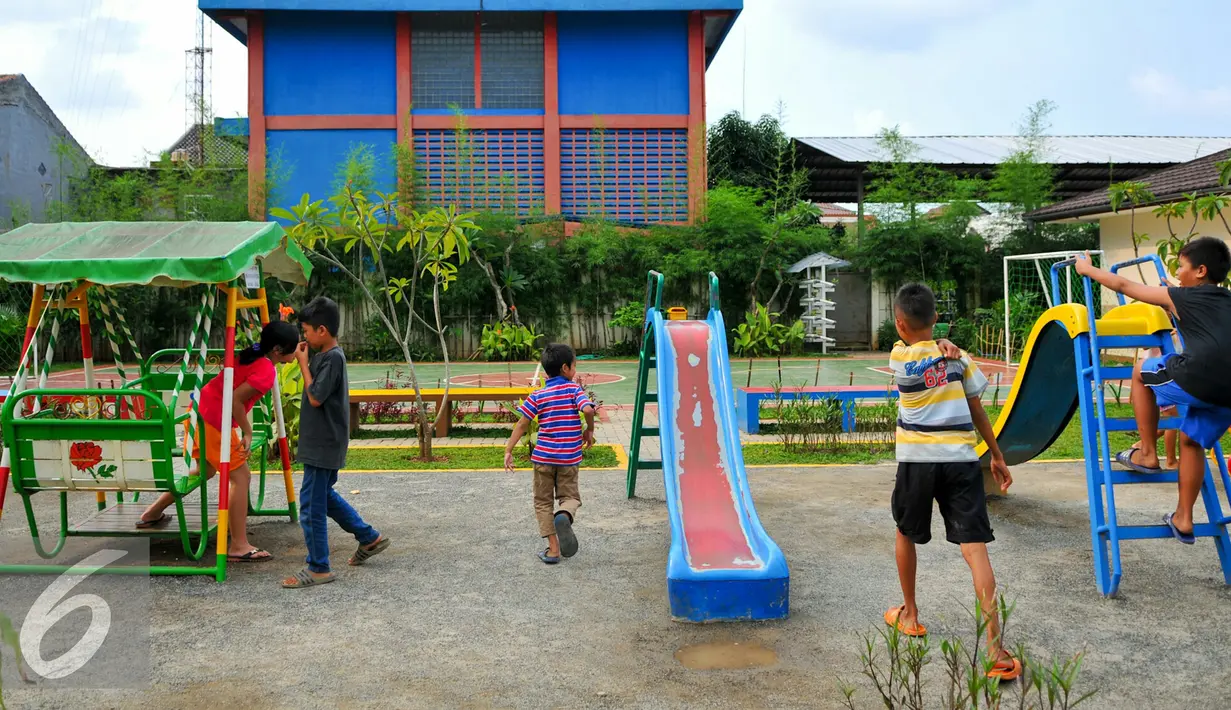 Keceriaan anak-anak saat bermain di RPTRA Kebon Pala, Jakarta Timur, Selasa (24/5/2016). Gubernur DKI Jakarta, Basuki Tjahaja Purnama targetkan bangun 200 unit RPTRA tahun depan. (Liputan6.com/Yoppy Renato)
