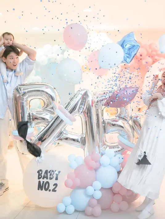 Inilah detik-detik Julia dan Daehoon mengetahui jenis kelamin anak kedua mereka. Begitu mengejutkan, ketika yang keluar adalah balon dan konfeti warna biru. Artinya calon anak mereka berjenis kelamin laki-laki. Baby Junho yang terbilang masih dini itu sebentar lagi akan menjadi seorang kakak. (Liputan6.com/IG/@juliaprt7)