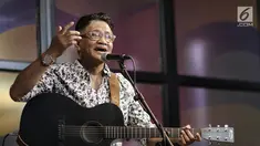 Penyanyi legendaris Andre Hehanusa saat tampil dalam #KLYLounge di Kantor KLY, Jakarta, Jumat (14/9). Andre membawakan lagu hitsnya seperti Bidadari dan Kuta Bali. (Liputan6.com/Herman Zakharia)