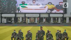 Kasad Jenderal TNI Andika Perkasa (tengah) memperkenalkan Serda Aprilia Manganang via videotron di Mabes AD, Jakarta, Selasa (9/3/2021). Aprilia Manganang diperkenalkan kembali dengan jenis kelamin laki-laki usai melakukan corrective surgery oleh tim dokter TNI AD. (Liputan6.com/Faizal Fanani)