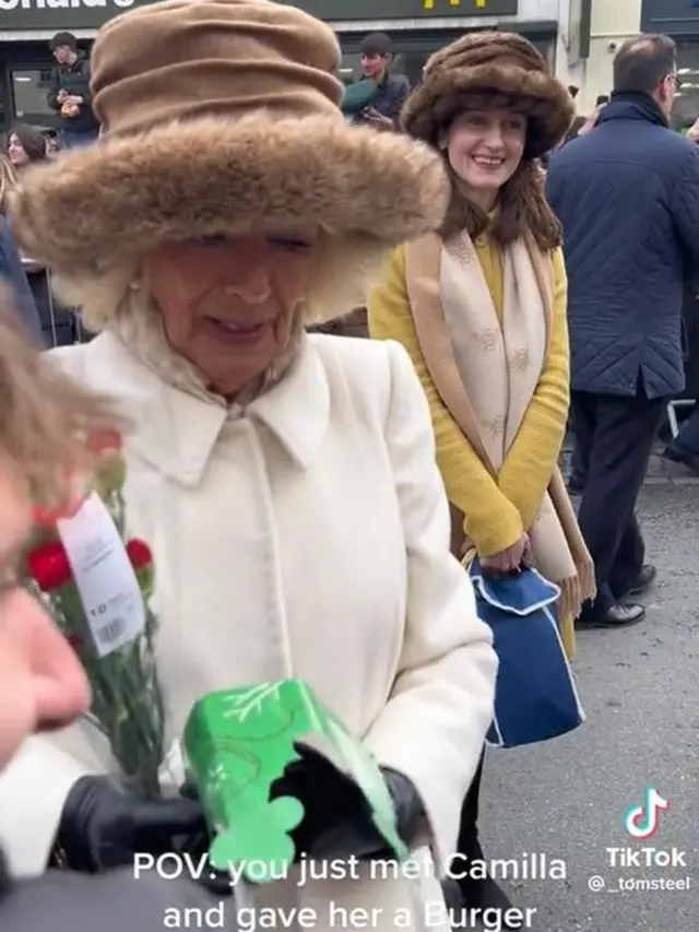 Permaisuri Camilla diberikan mahkota dari restoran cepat saji Burger King oleh seorang warga, ketika ia berjalan menyusuri jalanan di Colchester, Inggris. (Tangkapan layar Tiktok @_tomsteel)