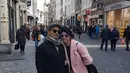 Kompak dengan kaca mata hitamnya, Derby dan Claudia terlihat sedang berada di luar negeri. Claudia tak lepas dari gaya retronya memakai parka berwarna pink, sedangkan Derby casual dengan jaket dan topinya. (Instagram/derbyromero)
