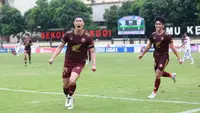 Pemain PSM Makassar, Kenzo Nambu melakukan selebrasi setelah mencetak gol ke gawang Arema FC pada laga BRI Liga 1 di Stadion PTIK, Jakarta, Sabtu (4/2/2023). Kenzo Nambu yang baru bergabung dengan PSM pada awal musim 2022/2023 setelah didatangkan dari klub Thailand, Rayong FC, hingga kini telah menyumbang 9 gol dan 2 assist dari 29 laga. (Bola.com/M Iqbal Ichsan)