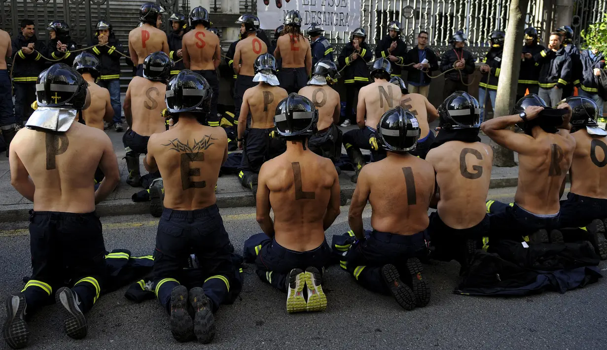 Petugas pemadam kebakaran ambil bagian dalam aksi protes di depan gedung parlemen di Oviedo, Spanyol, Kamis (19/11). Mereka melakukan aksi mogok bertugas guna menuntut kenaikan gaji dan tunjangan kesejahteraan. (REUTERS/Eloy Alonso)