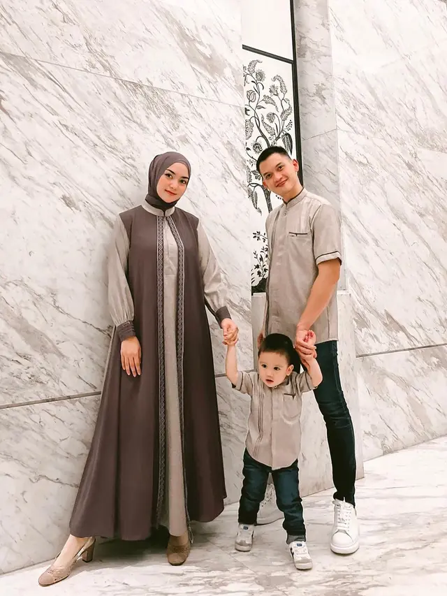 7 Gaya Citra Kirana, Rezky Aditya dan Baby Athar Pakai Baju Couple, Kompak Banget