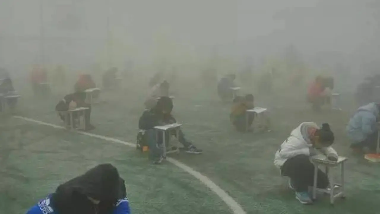 Sekolah Paksa 400 Siswa Kerjakan Ujian di Tengah Kabut Asap