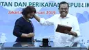 Jaksa Agung HM Prasetyo (kanan) menerima cenderamata dari Menteri Kelautan dan Perikanan Susi Pudjiastuti saat serah terima kapal Silver Sea 2 (SS2) di Kejaksaan Agung, Jakarta, Kamis (14/2). (Liputan6.com/Immanuel Antonius)