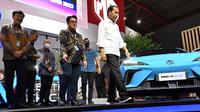 Presiden Joko Widodo atau Jokowi (kanan) mengunjungi pameran Indonesia International Motor Show (IIMS) di JIExpo, Kemayoran, Jakarta, Kamis (16/2/2023). Dari sekian merek yang berpartisipasi, beberapa di antaranya memanfaatkan IIMS 2023 dengan meluncurkan produk baru. (ADEK BERRY/AFP)