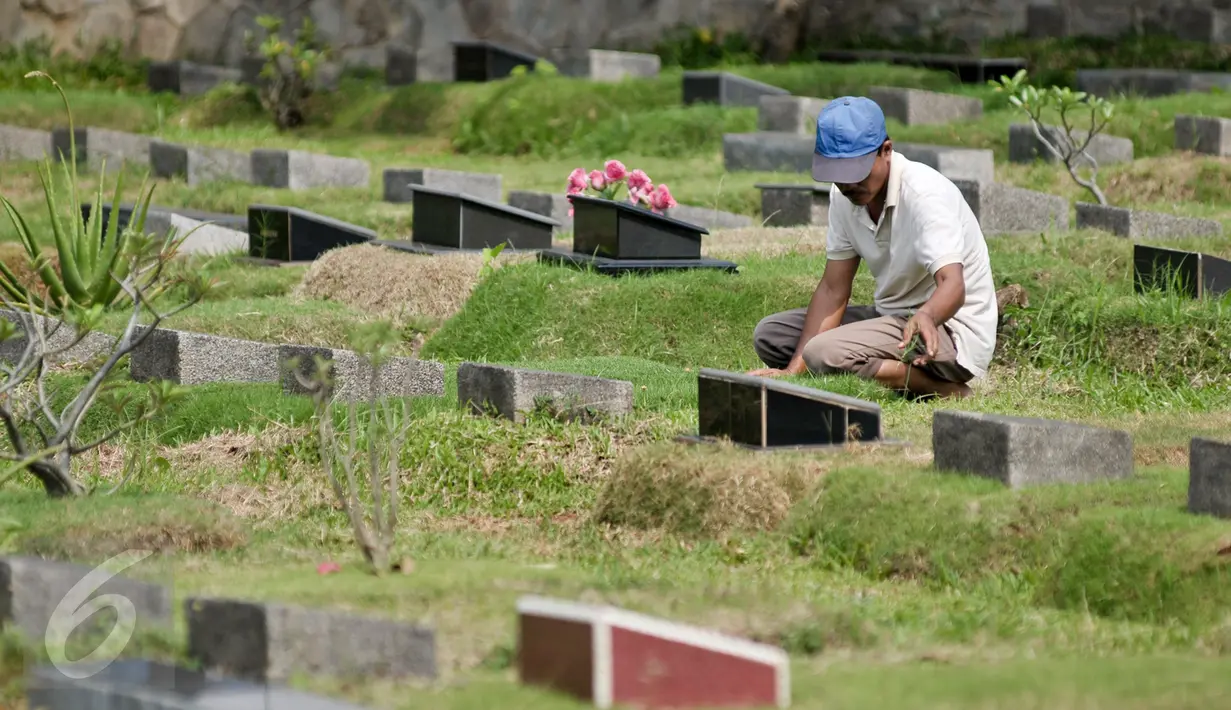 Petugas makam membersihkan area makam di Tempat Pemakaman Umum (TPU) Karet Bivak, Jakarta, Rabu (1/3). Tahun ini, TPU Karet Bivak akan diperluas mengingat kebutuhan lahan untuk pemakaman di DKI Jakarta saat ini sangat tinggi. (Liputan6.com/Yoppy Renato)