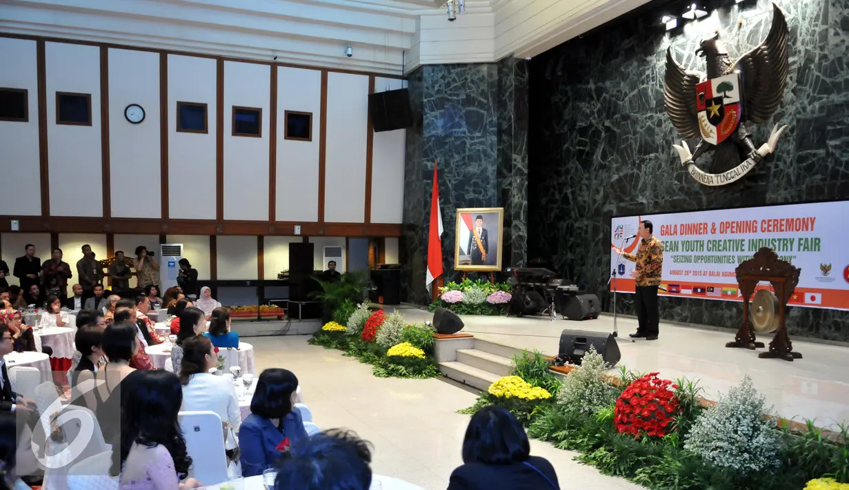 Gubernur DKI Jakarta, Basuki Tjahaja Purnama memberikan sambutan di acara Gala Dinner dan Ceremony The ASEAN Youth Creative Industry Fair (AYCIF), Balai Kota, Jumat (28/8/2015) (Liputan6.com/Panji Diksana)