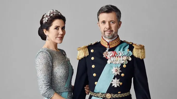 Frederik X Raja Baru Denmark dan Sang Ratu Mary. [dok. @detdanskekongehus]