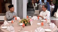 Presiden Jokowi bertamu ke kediaman Wakil Presiden Jusuf Kalla di Kota Makassar, Sulawesi Selatan. (Biro Pers)