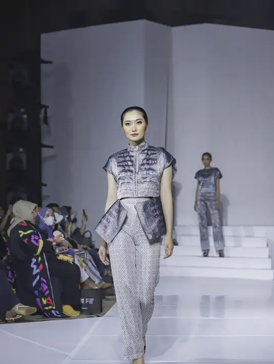 Songket Jambi hadir dengan gaya modern kontemporer rancangan Bima Zikwan di JFT 2023 [JFT 2023]