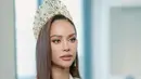 Tampil profesional sebagai Miss Universe Thailand 2022, ia terlihat memberi sedikit sentuhan warna cokelat terang untuk rambutnya (Foto: Instagram @annasnga_1o)