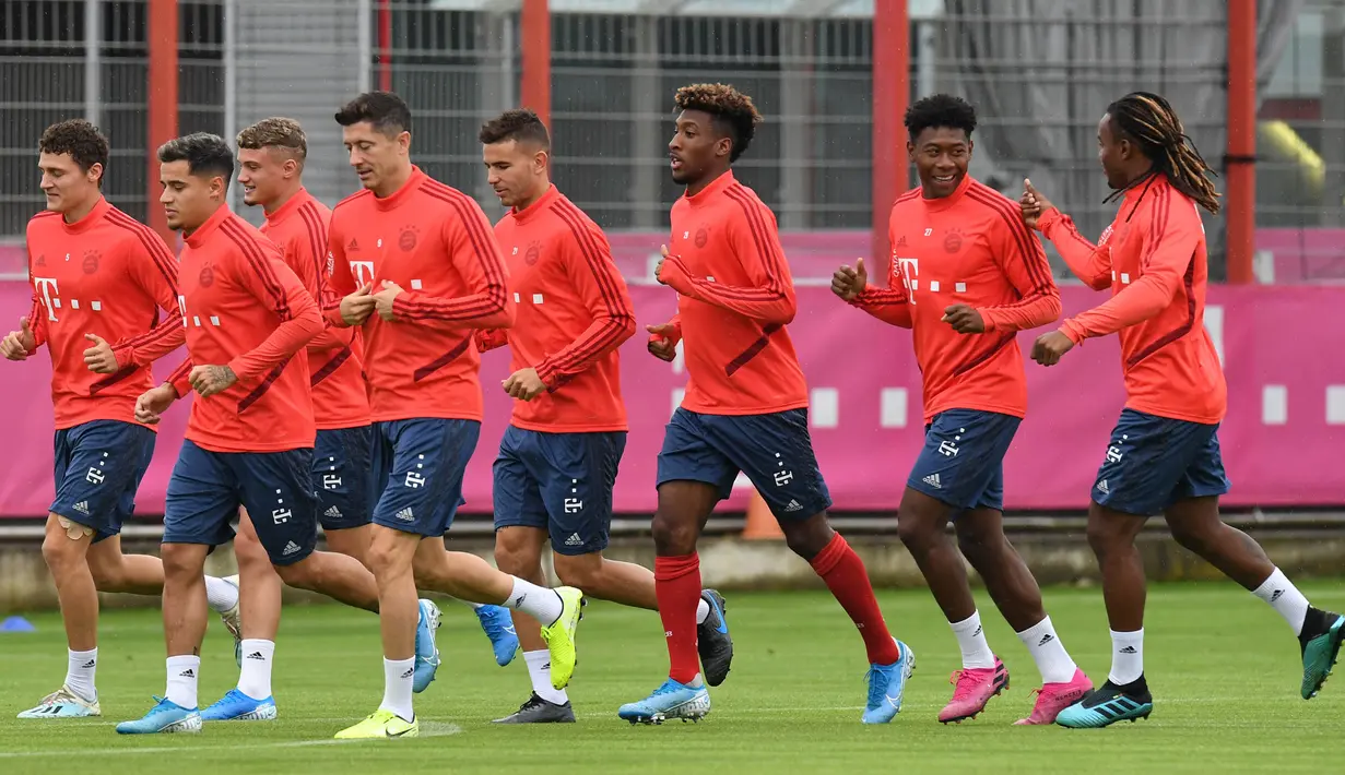 Pemain Bayern Munchen, Philippe Coutinho, bersama rekan-rekannya berlari saat latihan perdananya di Munchen, Selasa (20/8). Bintang Brasil ini didatangkan dari Barcelona. (AFP/Christof Stache)