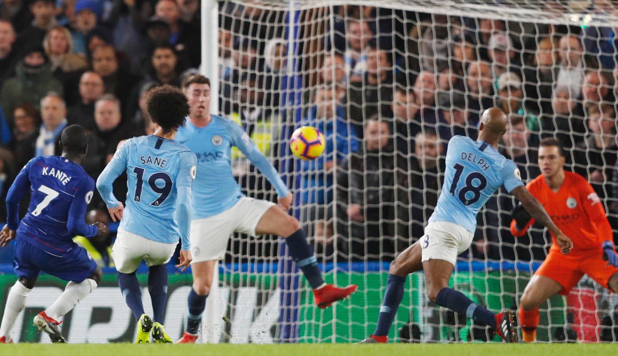 Proses gol yang dicetak gelandang Chelsea, N'Golo Kante, ke gawang Manchester City pada laga Premier League di Stadion Stamford Bridge, London, Minggu (9/12). Chelsea menang 2-0 atas City. (AFP/Adrian Dennis)