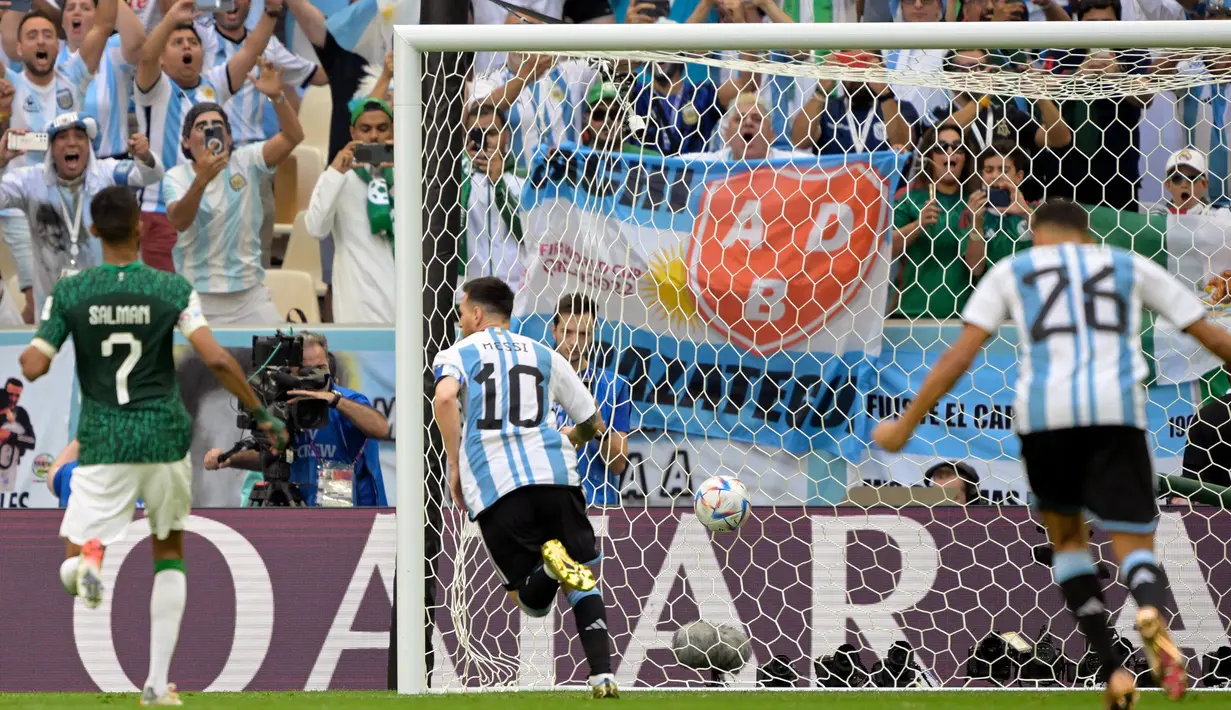 Pada fase grup, Lionel Messi mampu menyumbang 2 gol. Tergabung di Grup C, gol pertama Lionel Messi lahir di matchday pertama saat kalah 1-2 dari Arab Saudi (22/11/2022). Gol yang lahir lewat eksekusi penalti tersebut sempat membuat Argentina unggul, namun akhirnya Arab Saudi mampu comeback dan akhirnya menang 2-1. (AFP/Juan Mabromata)