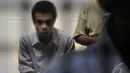  Para pelaku menunggu di balik jeruji besi saat akan menjalani sidang perdana kasus yang mereka alami yaitu pelecehan terhadap siswa JIS, Jakarta, Rabu (27/8/2014) (Liputan6.com/Johan Tallo)