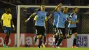 Pemain Uruguay merayakan gol yang dicetak Sebastian Coates ke gawang Ekuador dalam laga Kualifikasi Piala Dunia 2018 di Montevideo, Jumat (11/11/2016) pagi WIB. (AFP/Miguel Rojo)