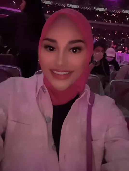 Aurel tampil mengenaka kemeja pink yang serasi dengan kerudungnya. Dipadukan inner hitam.  (@aurelie.hermansyah)
