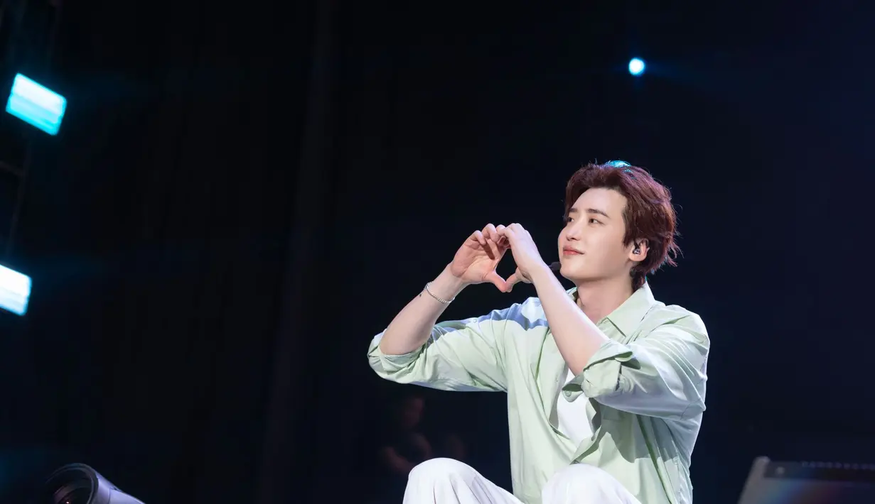 Lee Jong Suk memberi pose hati dalam fan meeting Dear. My With di Jakarta. (Foto: Applewood)