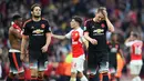 Pemain Manchester United Bastian Schweinsteiger dan Daley Blind terlihat murung usai kalah pada Laga lanjutan Liga Premier Inggris antara Arsenal vs Manchester United di Emirates Stadium. Minggu (04/10/2015). Arsenal menang 3-0. (Reuters / Dylan Martinez)