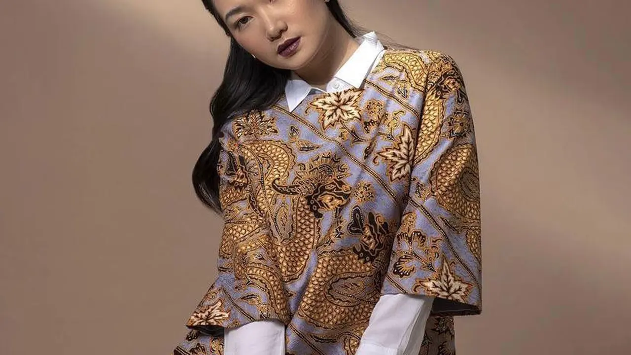 11 Model Atasan Batik Wanita Modern, Simple dan Modis untuk Kerja