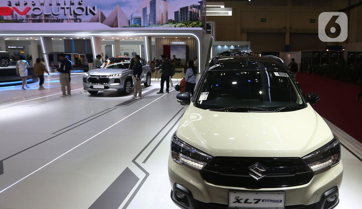 Pengunjung melihat deretan mobil Suzuki yang dipamerkan pada ajang Gaikindo Indonesia International Auto Show (GIIAS) 2024 di Indonesia Convention Exhibition (ICE) BSD, Kabupaten Tangerang, Banten, Kamis (18/7/2024). (Liputan6.com/Angga Yuniar)