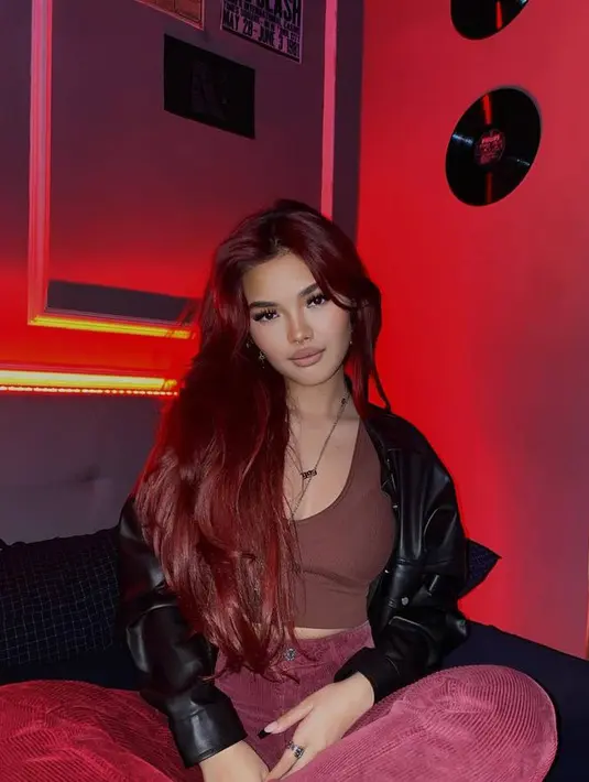 Penampilannya makin nyentrik dengan rambutnya yang merah serta beberapa piercing di hidung dan juga telinganya. (instagram.com/queennara_h)