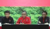 Sekjen PDIP Hasto Kristiyanto dan jajaran partai saat konferensi pers persiapan Rakernas V Partai di Kantor DPP PDIP, Jalan Diponegoro, Menteng, Jakarta, Rabu (22/5/2024). (Merdeka.com/Muhammad Genantan Saputra)