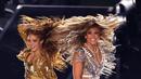 Penampilan Jennifer Lopez dan Shakira dalam Super Bowl Halftime Show di Hard Rock Stadium, Miami Gardens, Florida, Amerika Serikat, Minggu (2/2/2020). Tampil seksi, Jennifer Lopez dan Shakira sukses memanaskan panggung Super Bowl Halftime Show. (Elsa/Getty Images/AFP)