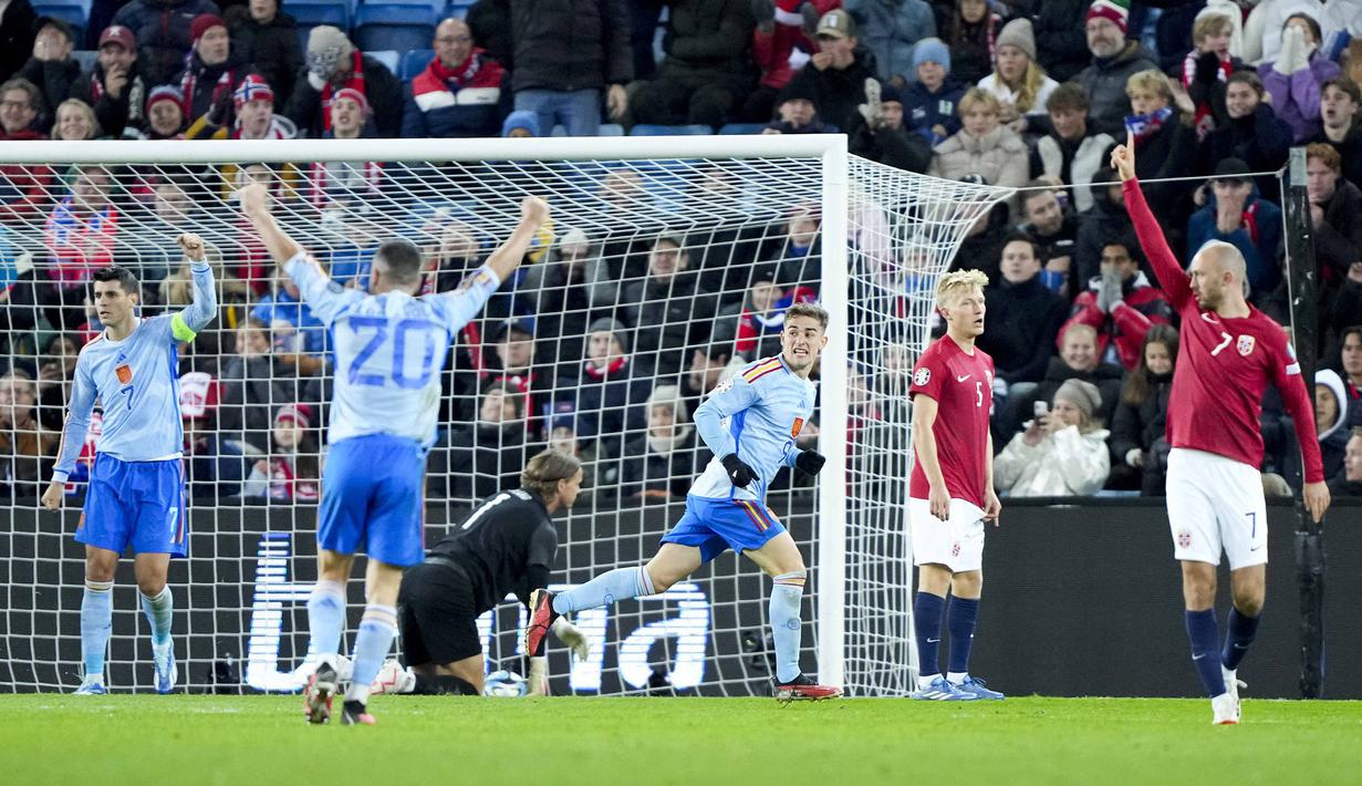 Pemain Spanyol, Gavi (tengah kanan) mencetak gol ke gawang Norwegia pada laga Grup A Kulaifikasi Euro 2024 yang berlangsung di Ullevaal Stadium, Oslo, Norwegia, Senin (16/10/2023) dini hari WIB. Gavi sukses memanfaatkan bola rebound melalui tendangan kerasnya pada menit ke-49. (AFP/NTB/Frederik Varfjell)