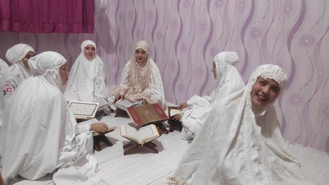 Sejumlah narapidana Lapas Perempuan Pekanbaru membaca Al-Qur'an untuk mengisi kegiatan Ramadan.